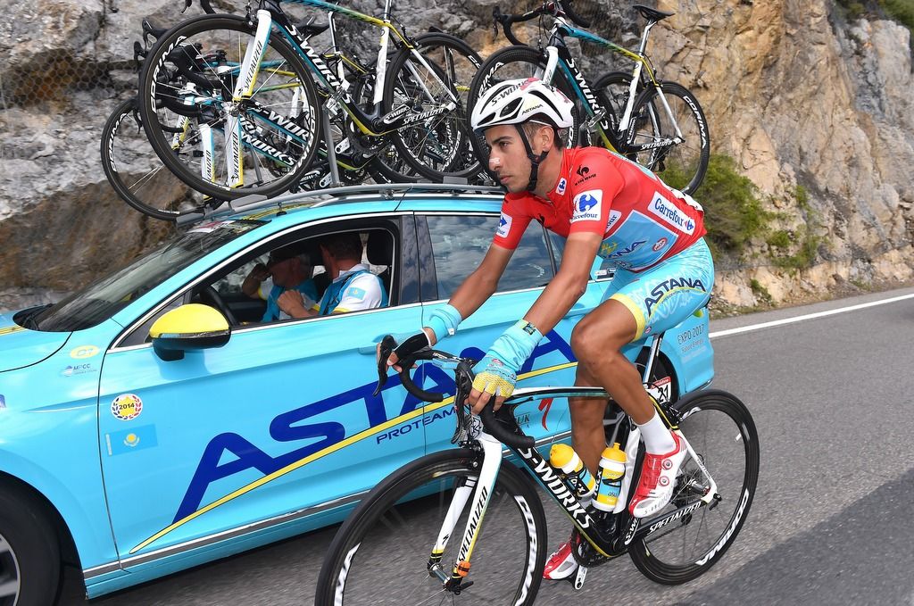Fabio Aru drops back to the Astana team car