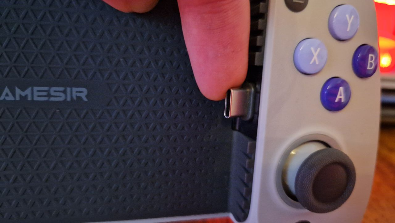 GameSir G8 Galileo's manoeuvrable USB-C connector