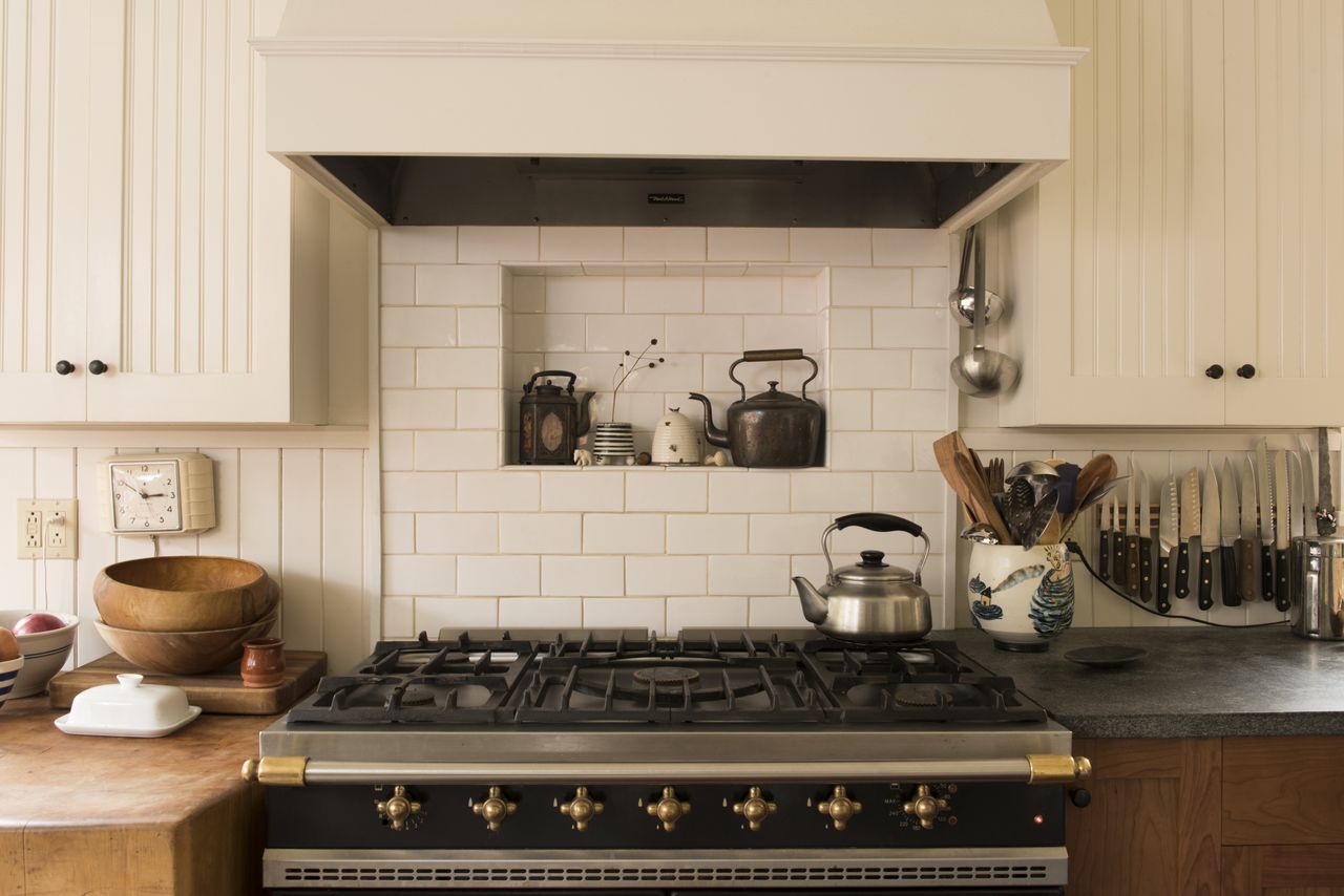 range cooker in 1700s New England farmhouse 