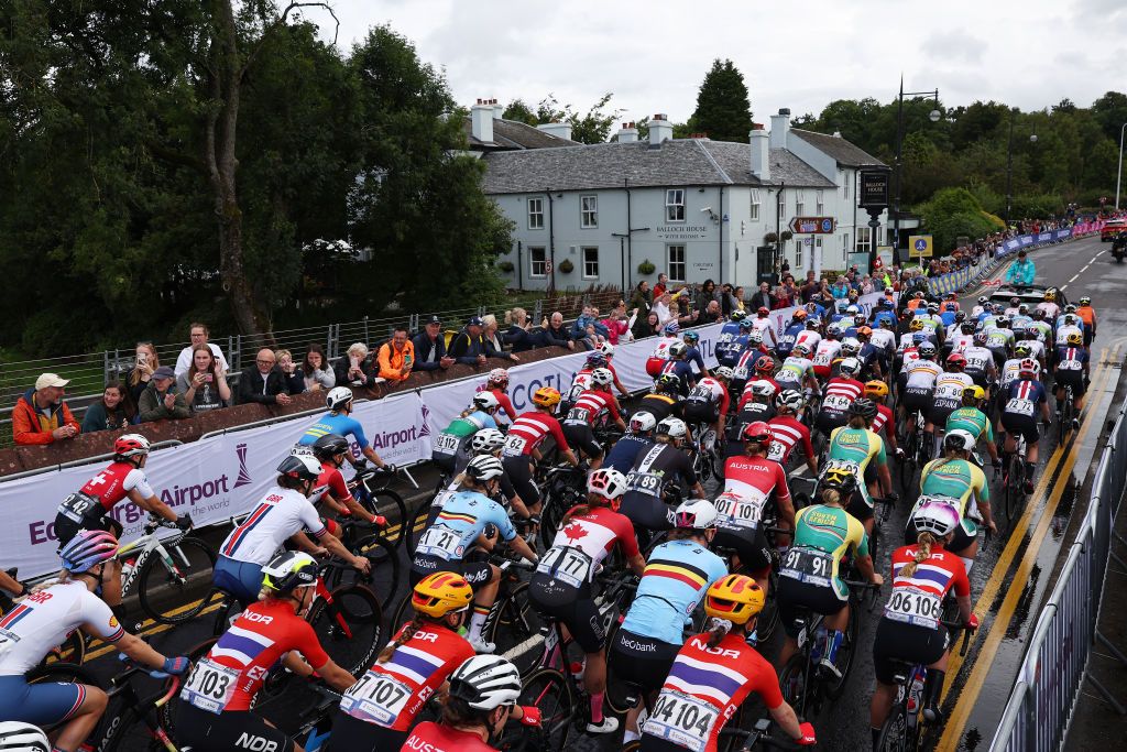 Start of the elite and u23 women&rsquo;s road race in Loch Lomond