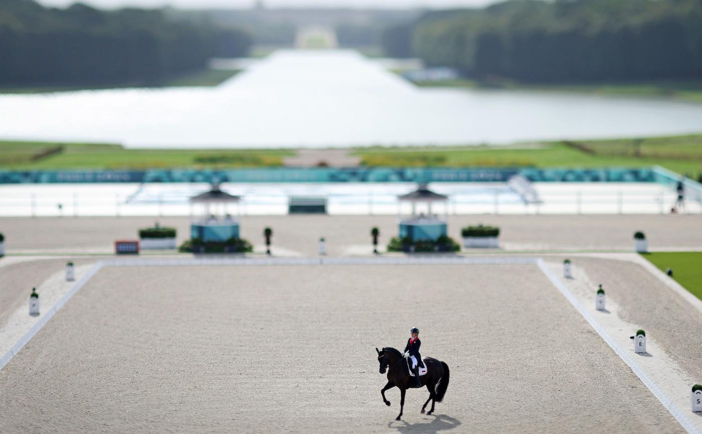 Sandra Sysojeva and Maxima Bella performing their grand prix freestyle in front of Versailles.