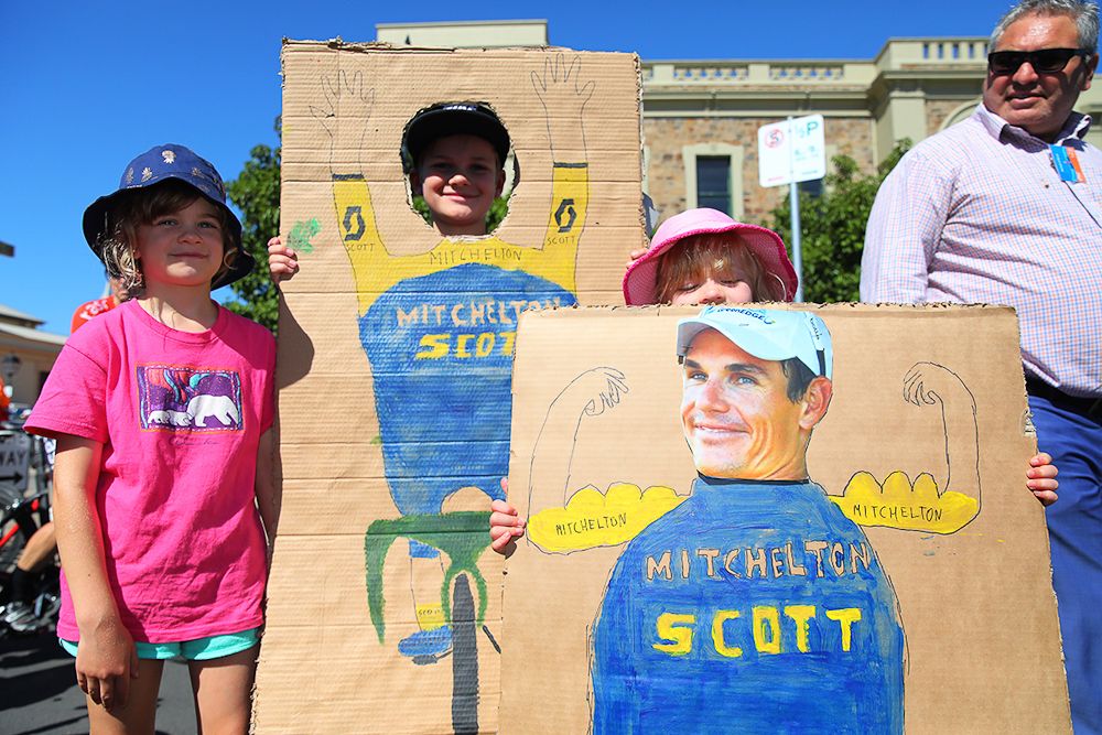 Fans cheer for Mitchelton-Scott at the Tour Down Under