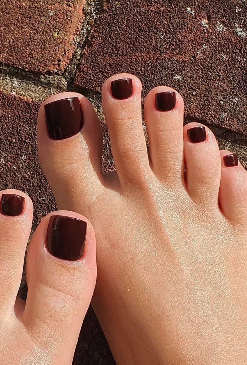@nailsbyaimeegc mostra uma pedicure de chocolate amargo