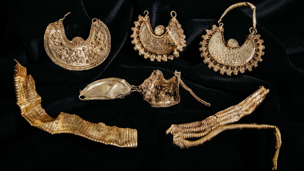 'Very, very rare' gold and silver medieval treasure unearthed in the Netherlands