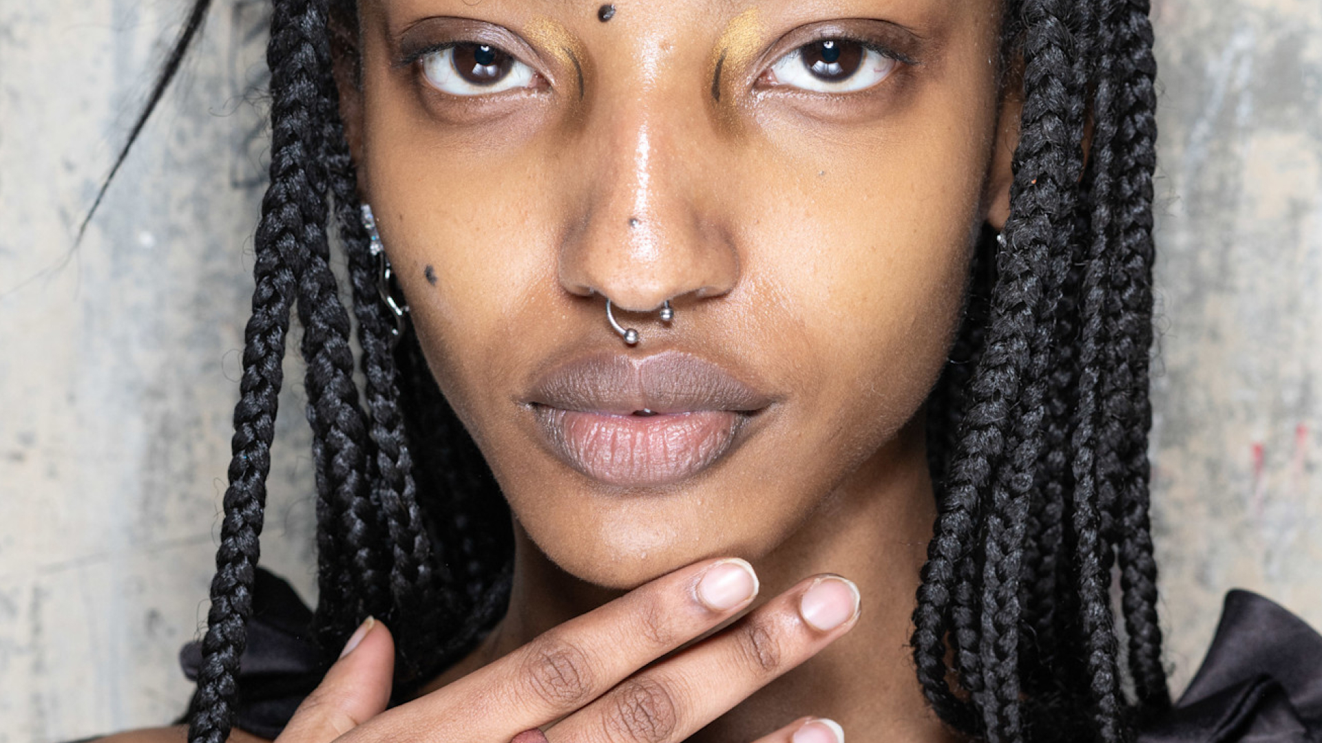 A model with round nails.