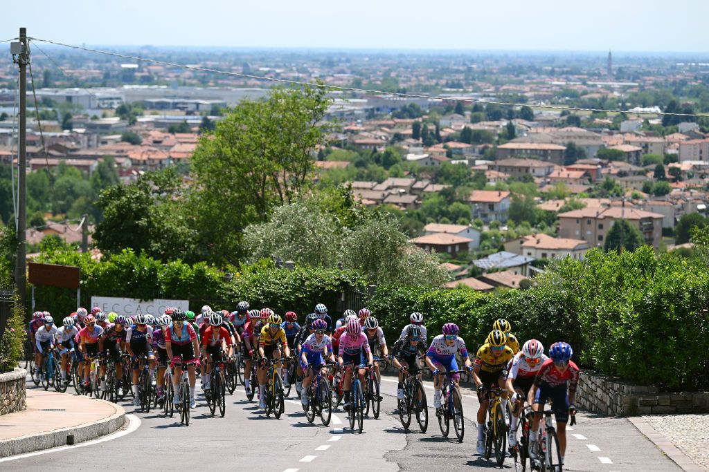 BERGAMO ITALY JULY 06 Amanda Spratt of Australia and Team BikeExchange Jayco Annemiek Van Vleuten of Netherlands and Movistar Team Pink Leader Jersey Franziska Koch of Germany and Team DSM Kristen Faulkner of United States and Team BikeExchange Jayco and a general view of the peloton competing during the 33rd Giro dItalia Donne 2022 Stage 6 a 1147km stage from Sarnico to Bergamo GiroDonne UCIWWT on July 06 2022 in Bergamo Italy Photo by Dario BelingheriGetty Images