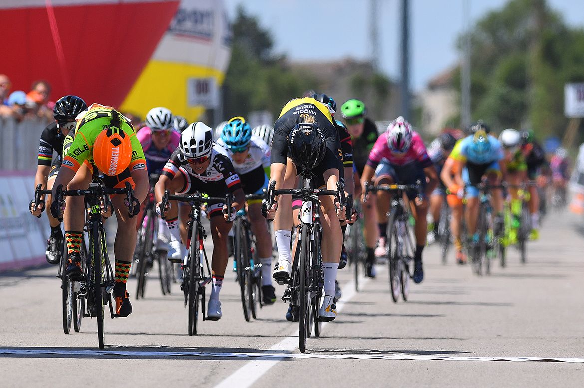 Jolien D'hoore (Wiggle-High5) in a photo finish with Chloe Hosking (Ale Cipollini)