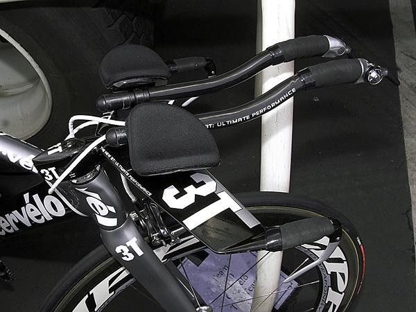 Carlos Sastre (Cerv&eacute;lo Test Team) is using 3T's sleek integrated bar