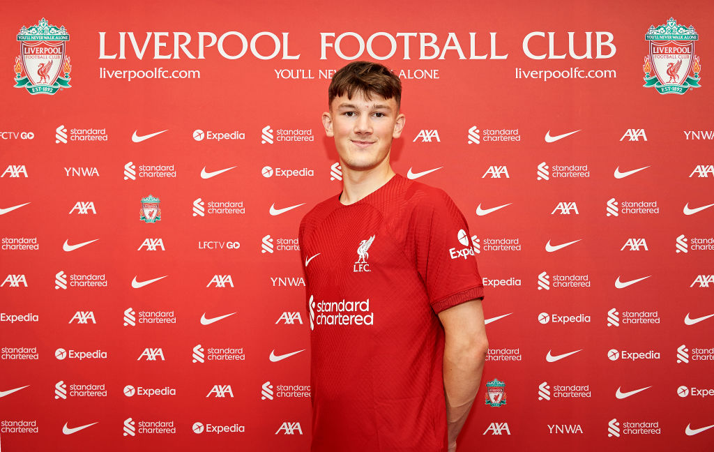 Nouvelle signature de Liverpool Calvin Ramsey signe pour le club au centre de formation AXA le 19 juin 2022 à Kirkby, en Angleterre.