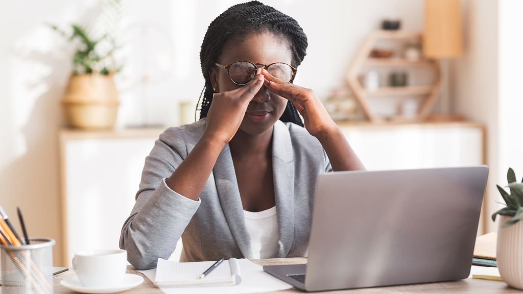 5 common digital eye strain symptoms and how to treat them