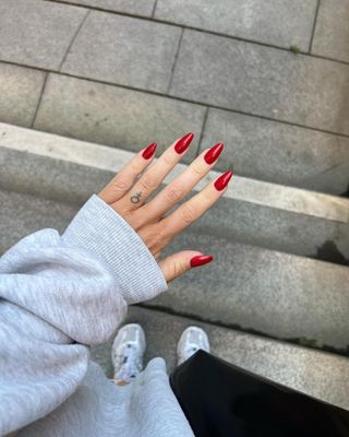 Scandi girl nail trends: cherry red