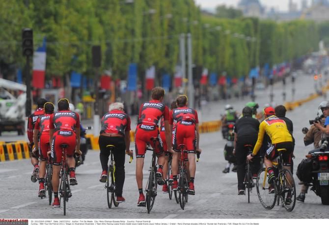 Cadel Evans with BMC ride a victory lap of the Champs-&Eacute;lys&eacute;es in 2011