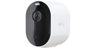 Arlo Pro 4 -älyturvakamera valkoista taustaa vasten