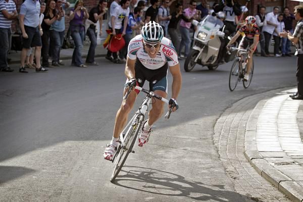 Philippe Gilbert (Omega Pharma - Lotto) drops Alejandro Valverde (Caisse d'Epargne) on the C&ocirc;te de Saint-Nicolas.