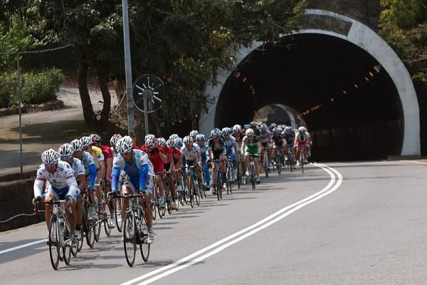 The peloton rolls into Nantou.