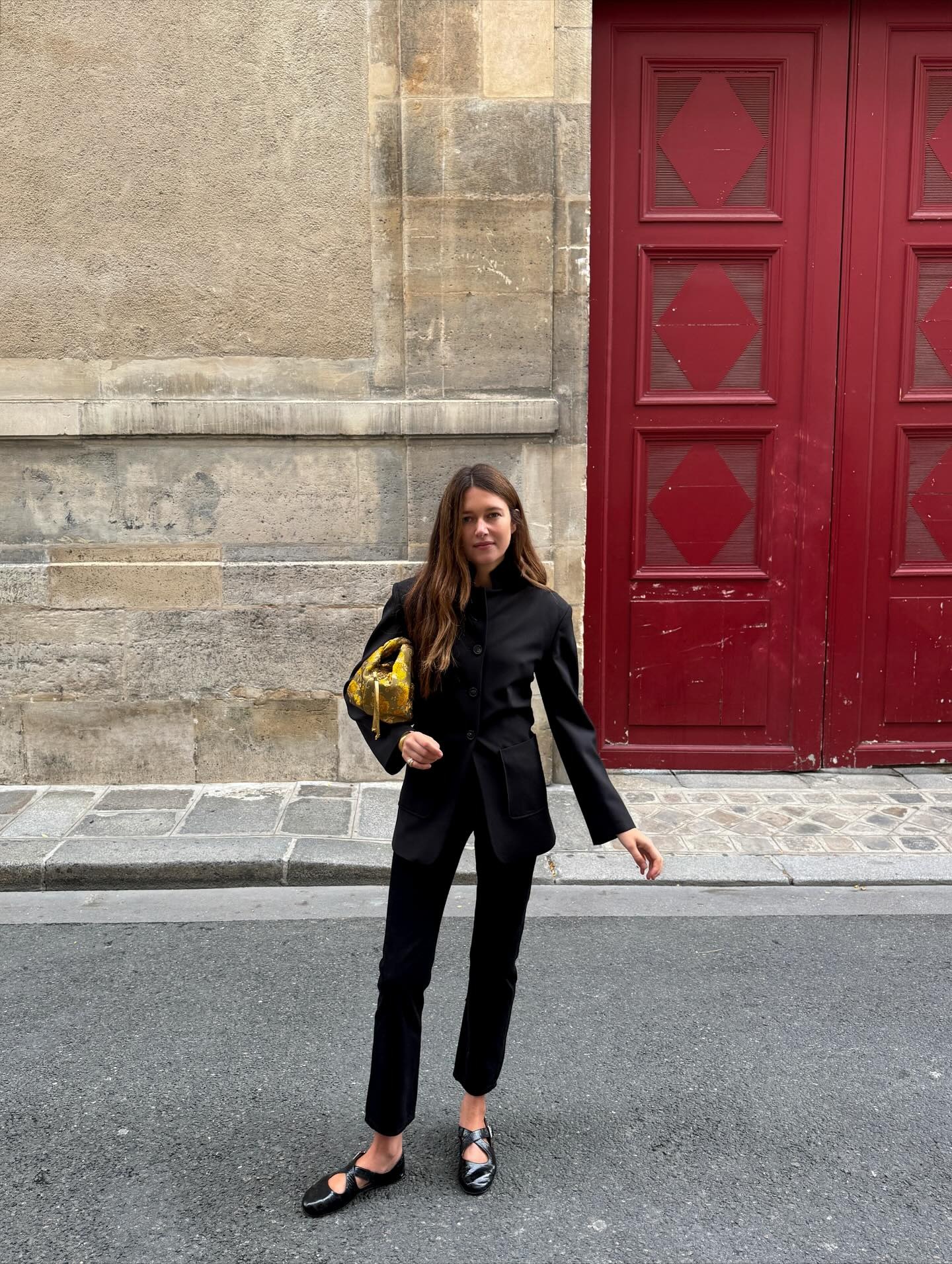 Fashion person Sara Loura wears a blazer trend 2026. She wears a funnel neck blazer.