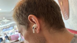 AirPods Pro 2 siddende i venstre øre på en mand