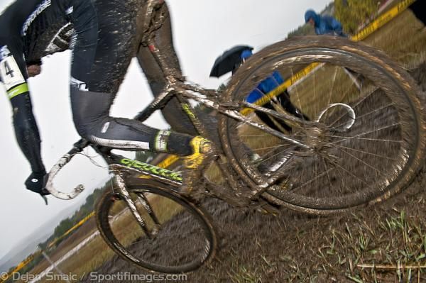 Jamey Driscoll (Cannondale p/b Cyclocrossworld) powers through the mud.