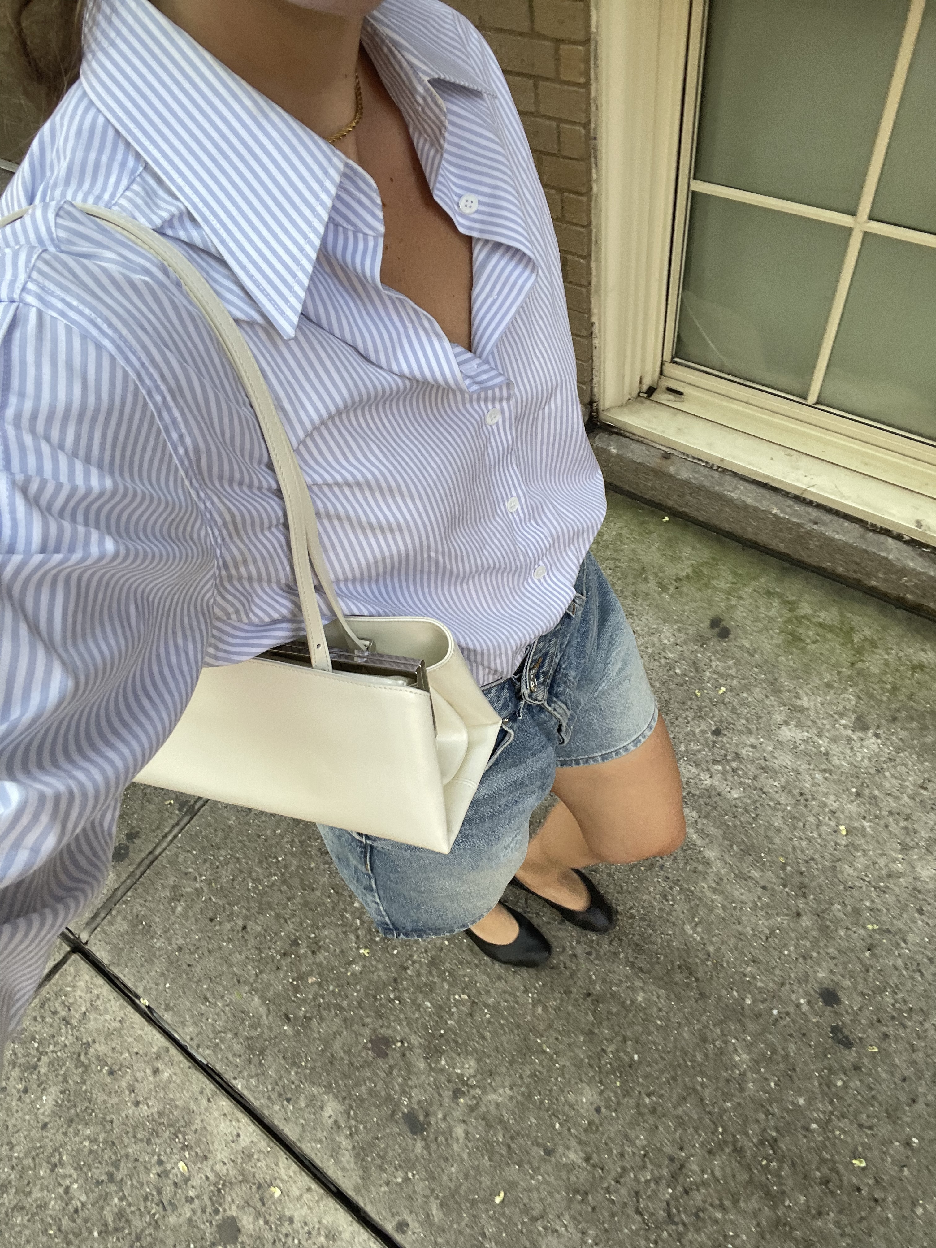 Anna LaPlaca carrying a Verafied Eclair Bag