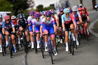 BikeExchange-Jayco women at the front of La Flèche Wallonne