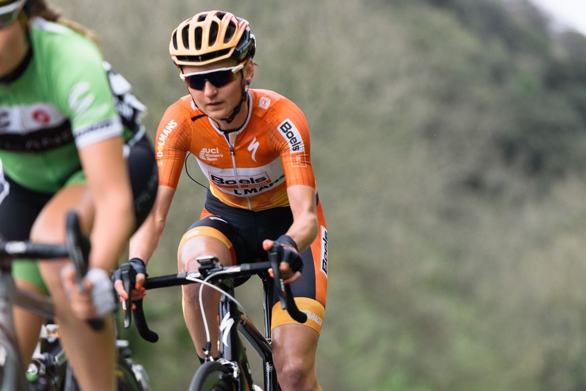 Kasia Pawłowska follows Sheyla Gutierrez's early attack - Emakumeen Bira 2016 Stage 4