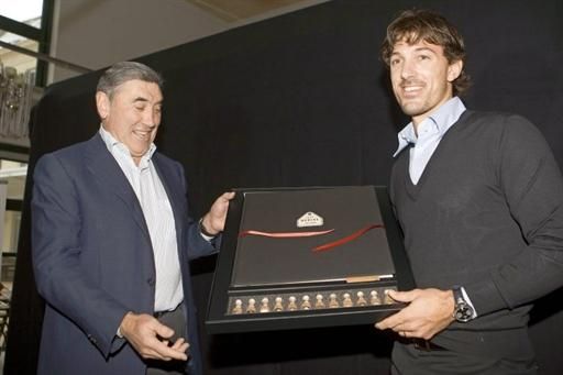 Eddy Merckx gives Fabian Cancellara his AIJC award