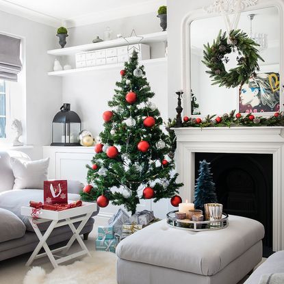 40 Christmas living room decor ideas to transform your home for the ...