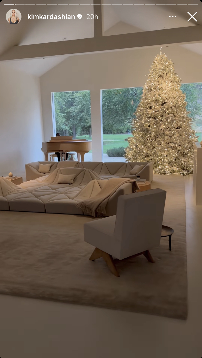 Kim Kardashian's minimalist bathroom, surrounded by Christmas trees ...
