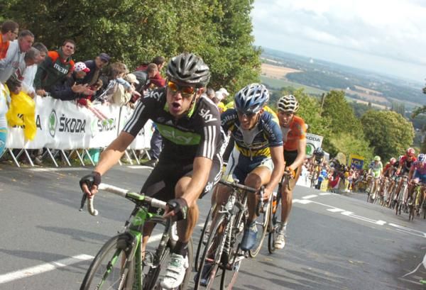 Rigoberto Uran (Sky) attacked in the final kilometre.