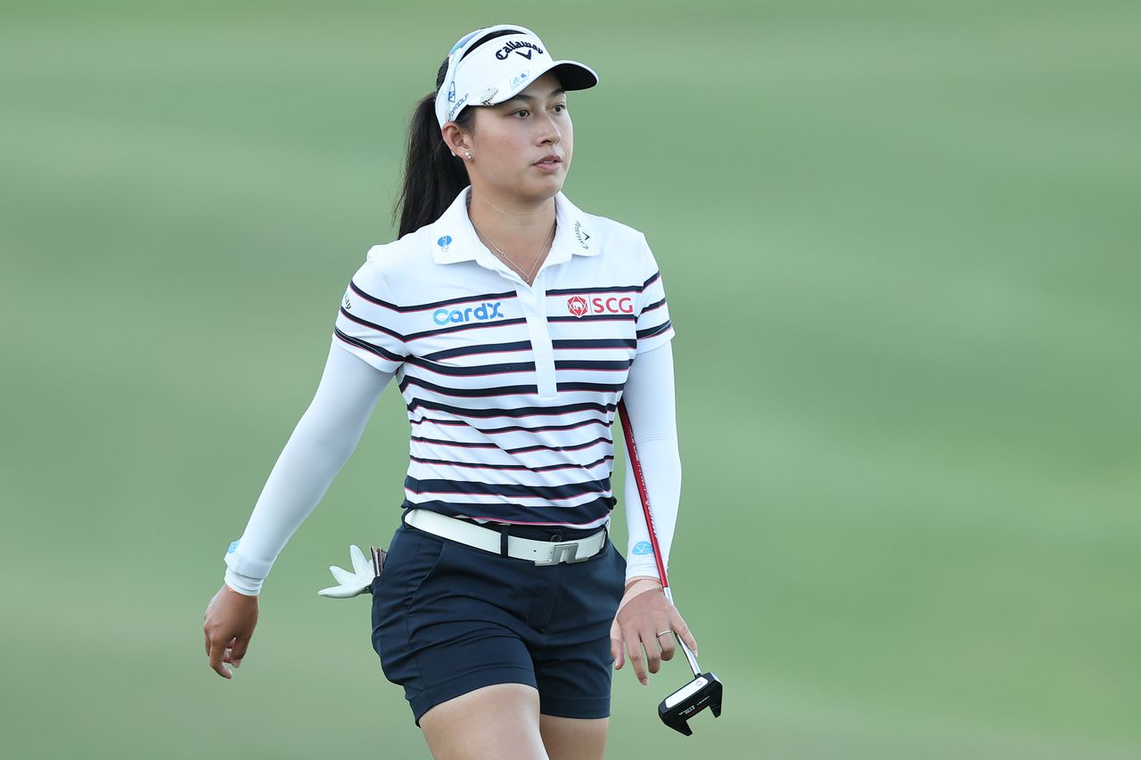 Jeeno Thitikul walks off the green holding a putter