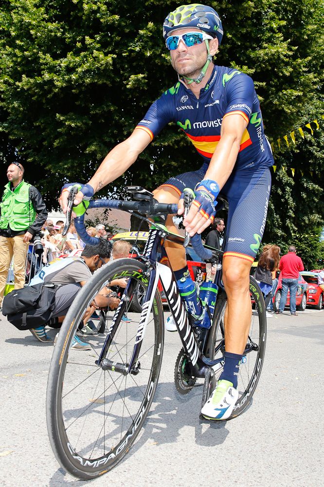Alejnadro Valverde rides to the start line.