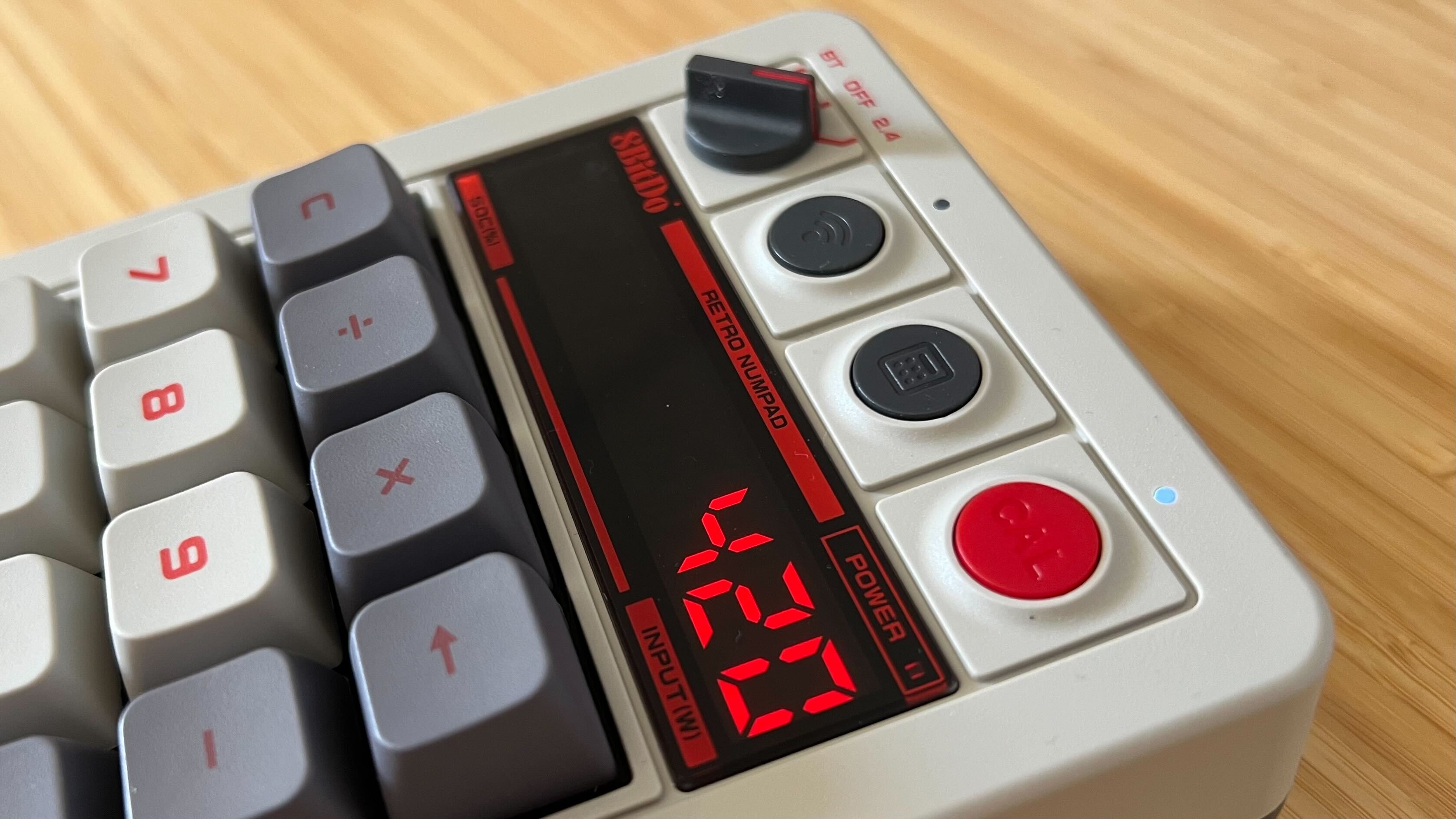 Este teclado numérico estilo retro de NES me hace querer hacer matemáticas