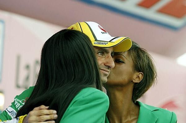 Kisses for Leonardo Piepoli the king of the mountains