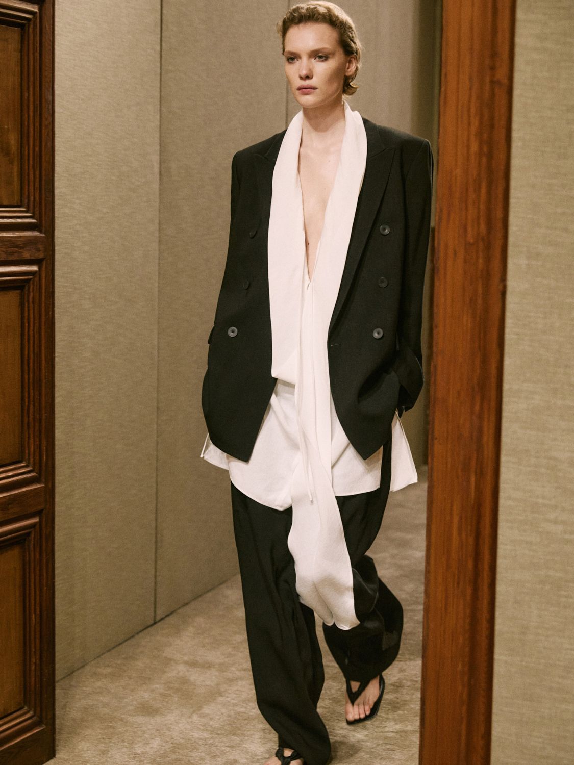 Massimo Dutti S/S 25 Limited Edition Collection runway look.