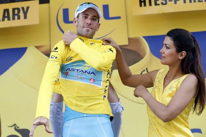 Vincenzo Nibali dons the yellow jersey again