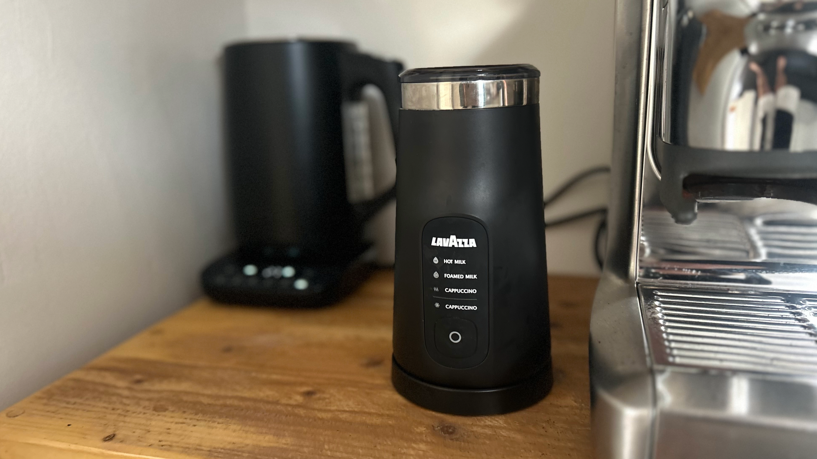 Testing the Lavazza milk frother at home 