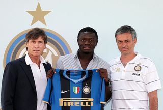 Sulley Ali Muntari of Ghana (C) shows his new Inter Milan jersey next to Inter Milan coach Jose Mourinho (R) and manager Gabriele Oriali during his official presentation at the Inter Milan headquarter in Milan July 28,2008. Muntari, 23, transfers form Portsmouth to Inter Milan after an offer of around 12 million pounds (15 million euros). AFP PHOTO/ Emilio Andreoli (Photo credit should read Emilio Andreoli/AFP via Getty Images)