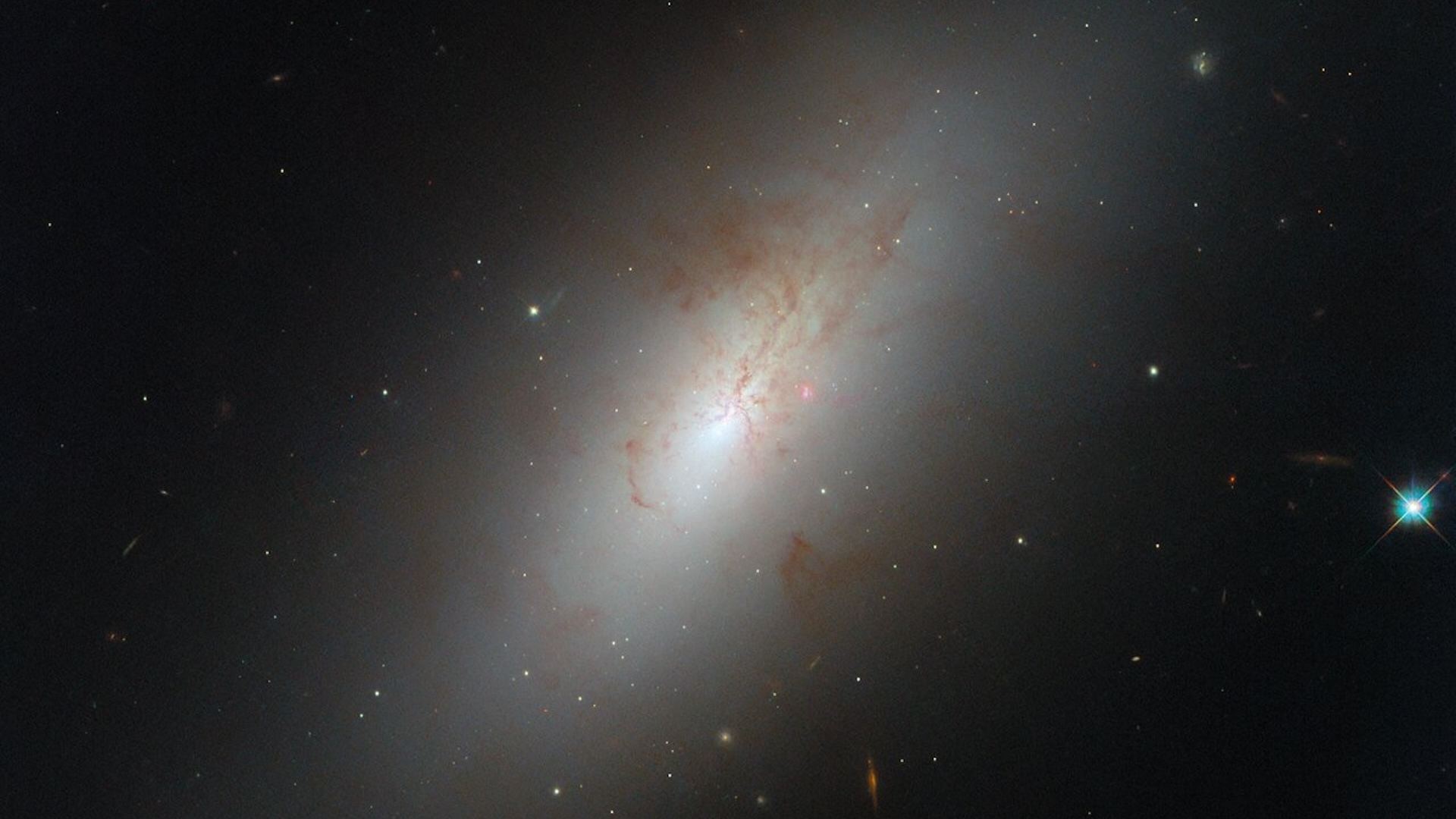 O imagine a NGC 4694, o galaxie netedă, strălucitoare, în formă de elipsă, cu aproape nicio formațiune de stele