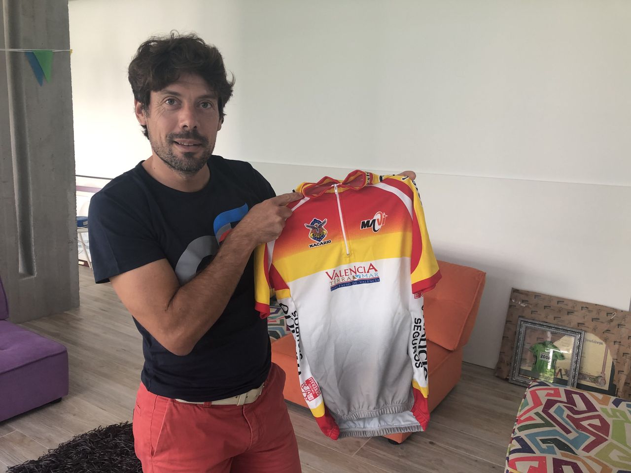 Oscar Freire lifts up the jersey he wore at the Worlds in 1999. The back is covered in the glue used to stick on his race numbers