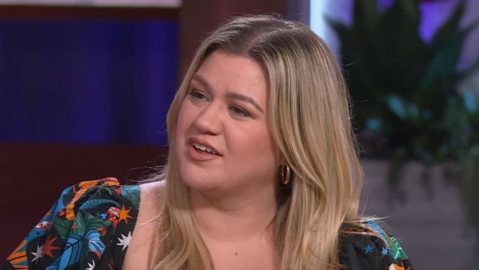Kelly Clarkson Recalls Telling Crew ‘Through Tears’ That Her Talk Show