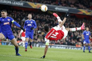 Pierre-Emerick Aubameyang scores Arsenal’s goal against Olympiacos