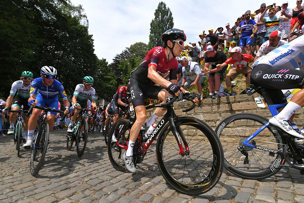 Tour de France Geraint Thomas survives late scare after crash on stage