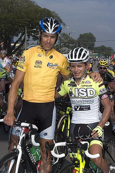 Current leader Tobias Erler (left) of the Tabriz Petrochemical Cycling team poses with pre-race favourite Jose Rujano (ISD-Neri) on the startline in Pekan.