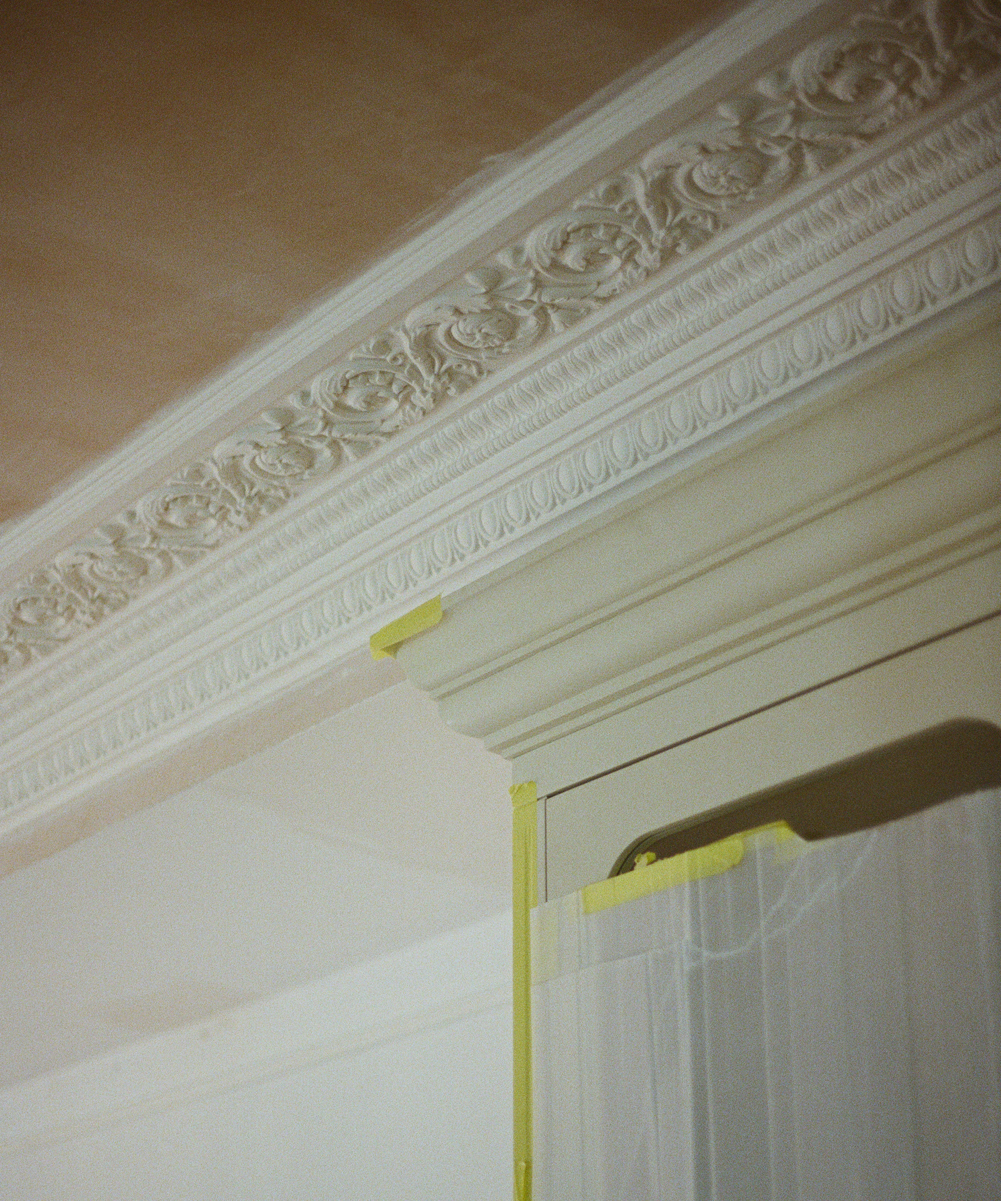 plaster molding on ceiling