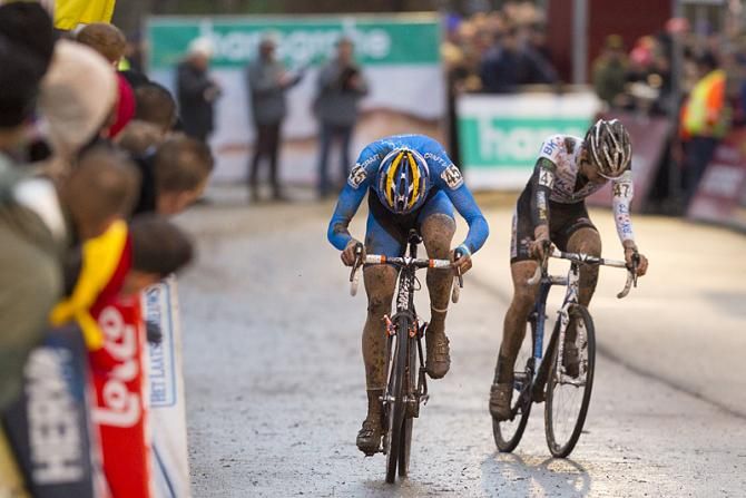 Mike Teunissen (Rabo-Giant) out-sprints David van der Poel (BKCP) in Diegem