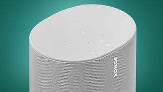 De witte variant van de Sonos Move-speaker tegen een groene achtergrond