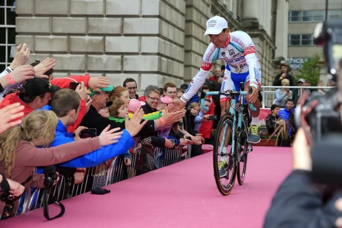 Franco Pellizotti (Androni Giocattoli) gives a high five to the crowd