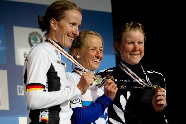 Podium (L-R): Judith Arndt (Germany), Emma Pooley (Great Britain) and Linda Villumsen (New Zealand)