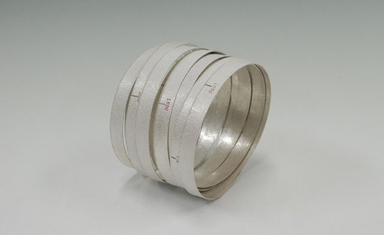 Bracelet in metal and paint