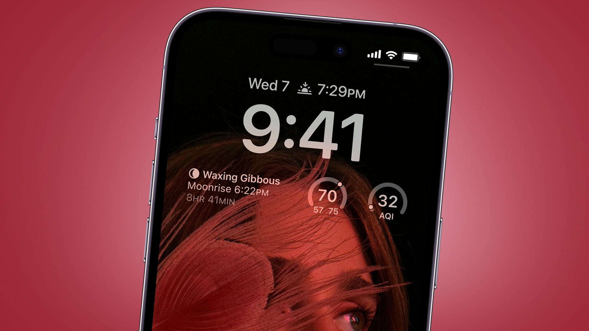 Un iPhone sobre un fondo rojo